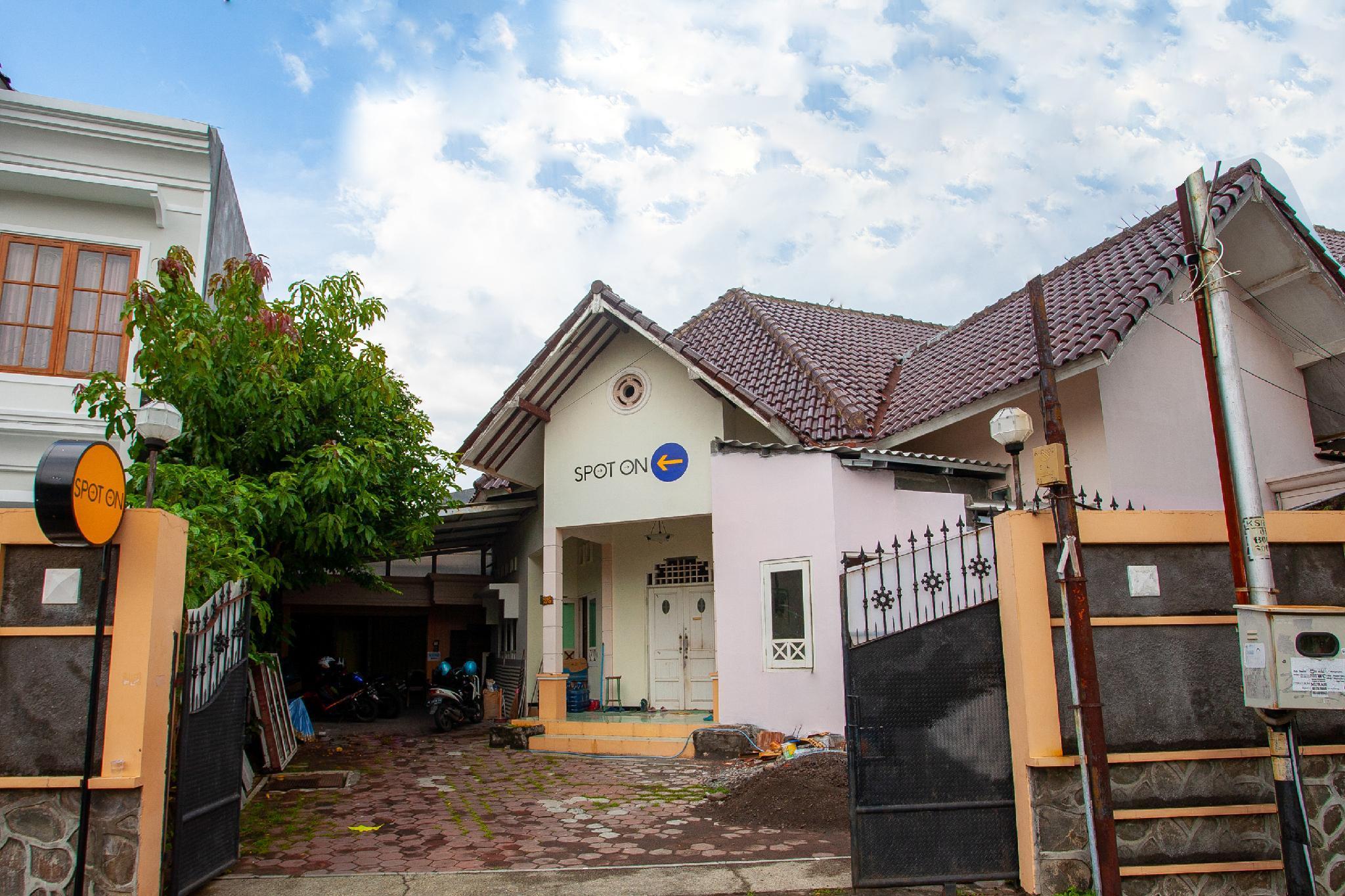 Hotel Spot On 2697 Homy House Semarang Zewnętrze zdjęcie