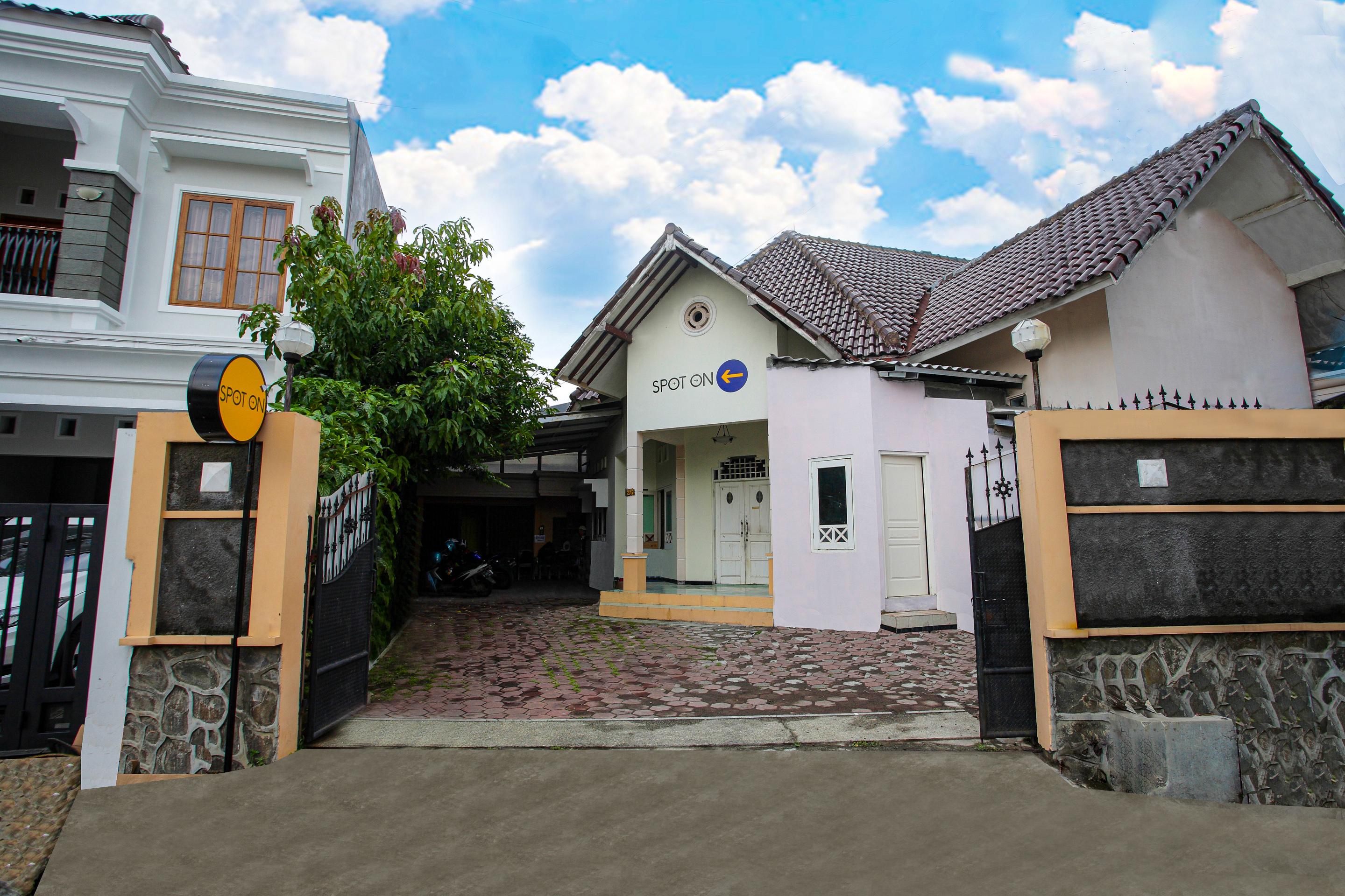 Hotel Spot On 2697 Homy House Semarang Zewnętrze zdjęcie