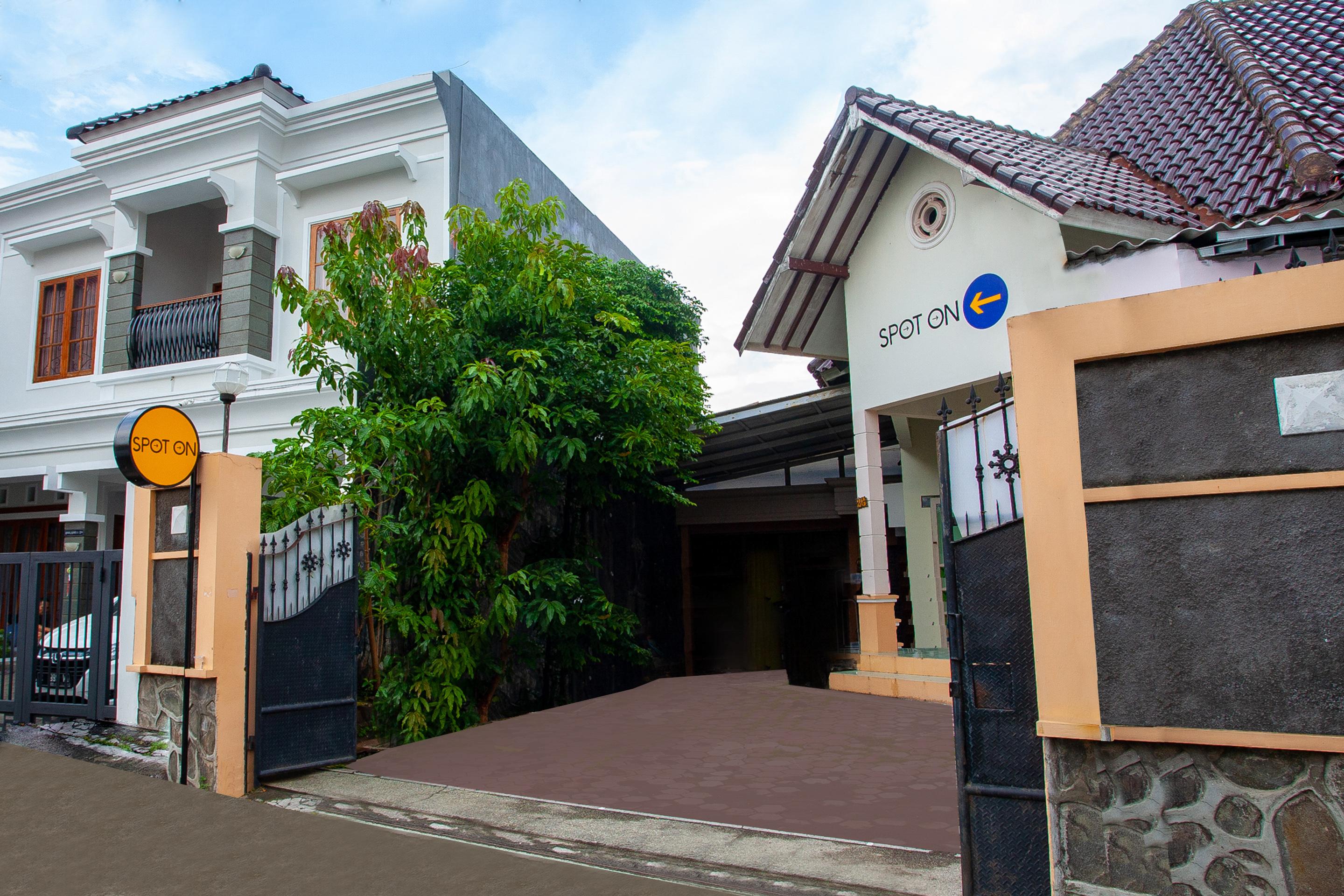 Hotel Spot On 2697 Homy House Semarang Zewnętrze zdjęcie